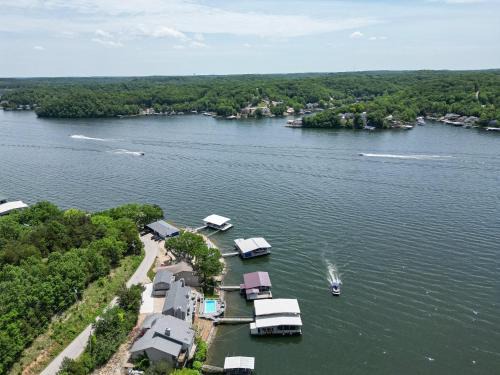 Private Lakefront Pool, Amazing Dock Sleeps 26