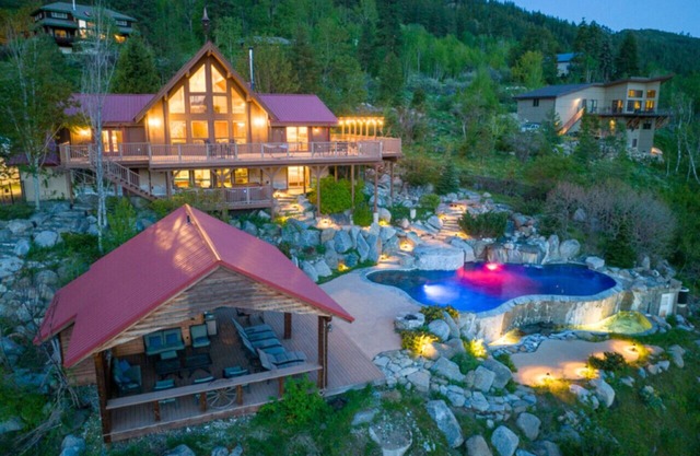 Private Luxury Pool and the Best Views in Leavenworth! - Red Roof Lodge