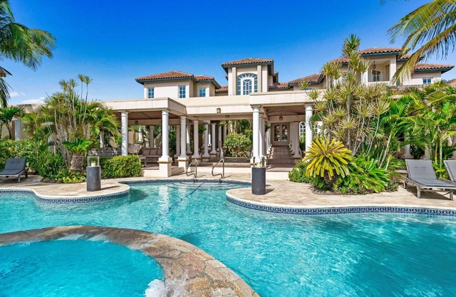 Private Mansion w/Sunset Views! Jacuzzi! Sauna!