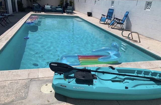 🦋Private Master Room with sharedPool Access , Max 2 Guests.
