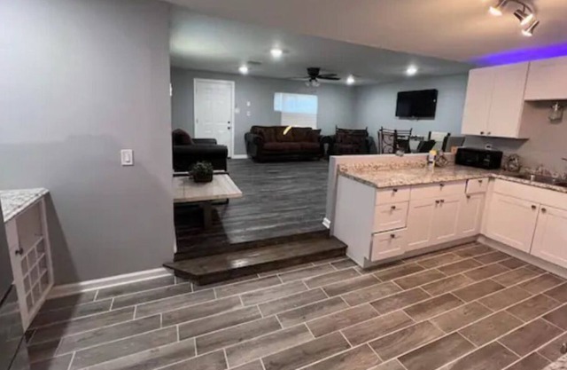 Private - Midtown Escape - 5 Car Gated Parking