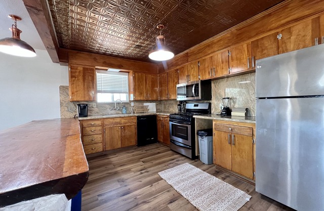 Private Millerton Lake house on 5 acres