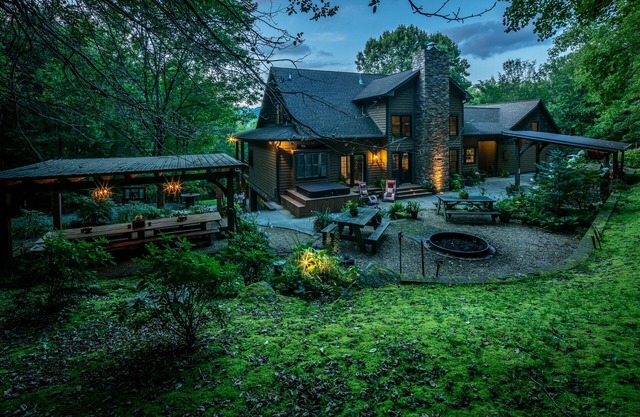 Private Mountain Getaway with Amazing Views, Location, & Space