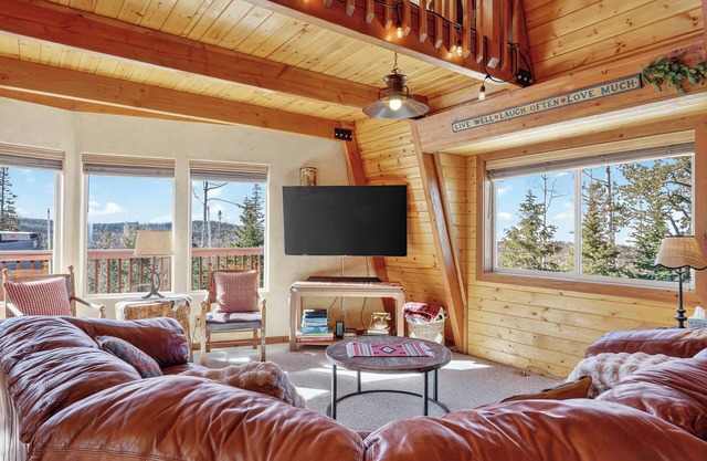 Private Mountain View Cabin, Hot Tub, 2BR + Loft, Minutes to Slopes