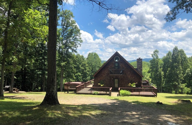 Private New River Gorge getaway. Modern cabin w hot tub, fireplace, WiFi & views
