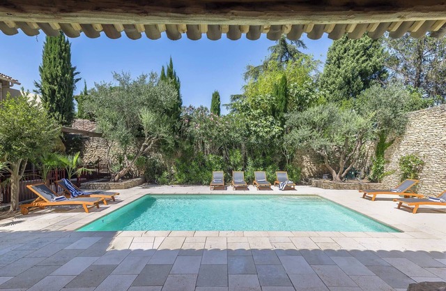 Private Oasis in Gordes – Elegant 5-Bedroom Villa with Pool