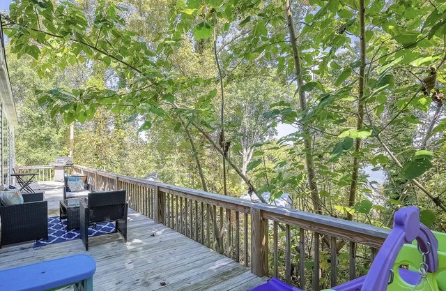 PRIVATE PARADISE; IN SMITH-LAKE COVE. [Cullman]