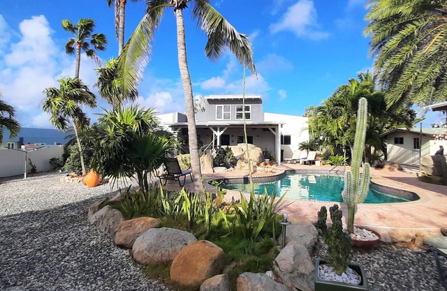 Private Paradise: tropical garden, pool & jacuzzi