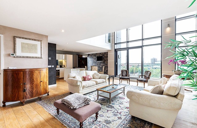 Private Penthouse Above the Crowds