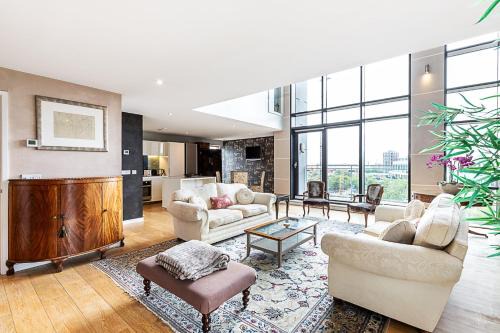 Private Penthouse Above the Crowds