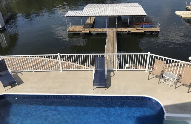 Private pool, 7 bedroom 5 bath waterfront home, pickleball court