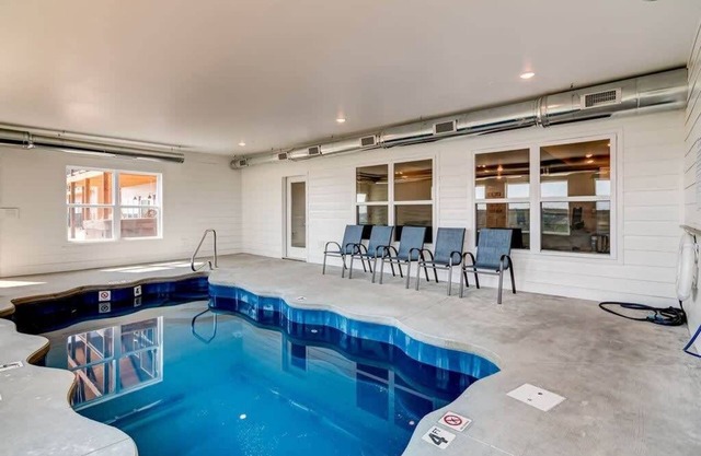 Private Pool! Amazing Lake views! Hot Tub