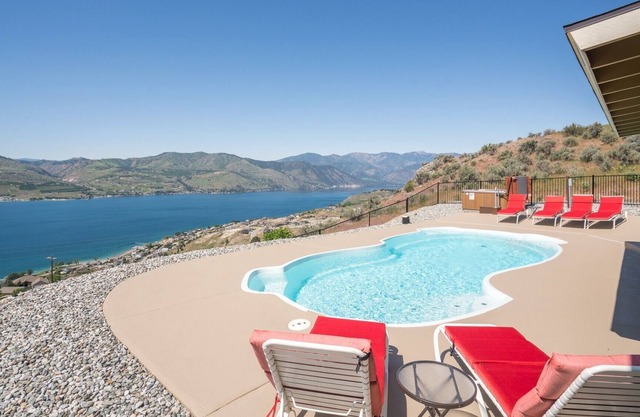 Private pool and hot tub with amazing views! Pet friendly