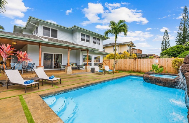 Private pool and jacuzzi oasis; walk to the beach, golf, restaurants, shopping