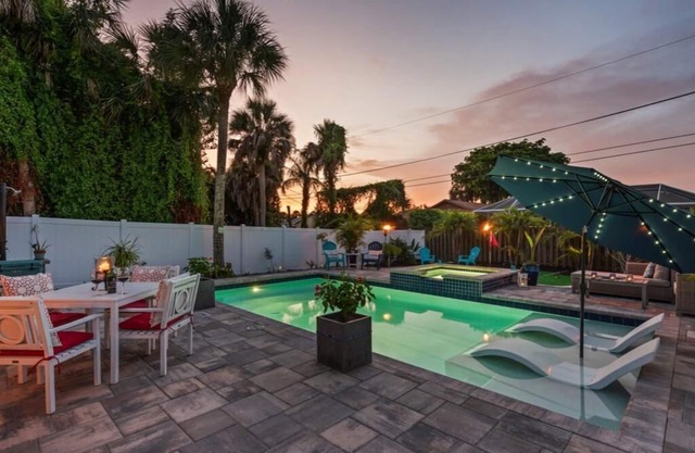 Private Pool and Lanai! Walking distance to Vanderbilt Beach!