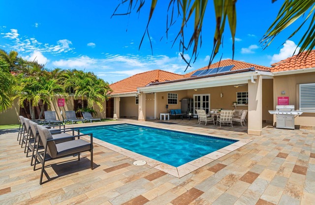Private Pool * BBQ * 2 min from Palm Beach!