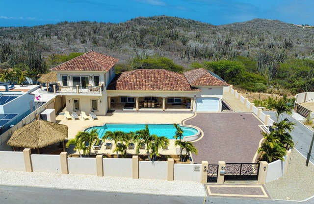Private pool * FREE BBQ grill * Gazebo lounge