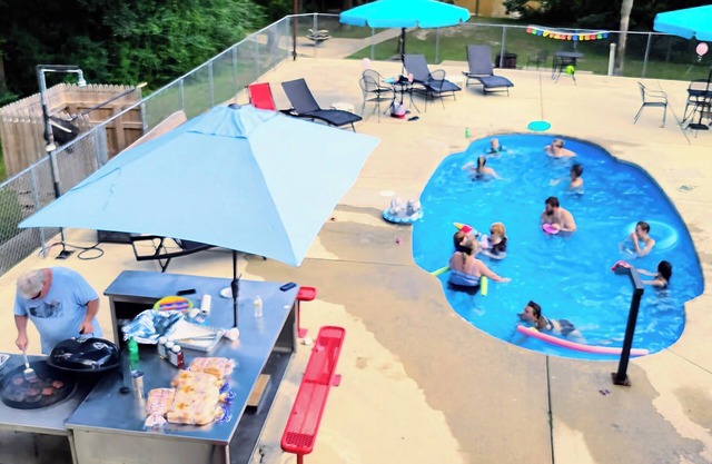 Private POOL, Game Room, Sleeps up to 16, Optional Hot Tub, River Front Home