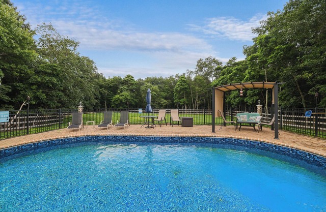 Private Pool, Hot Tub, Game Rm, Fire Pit, & Luxury 5 bedrms in gated community!