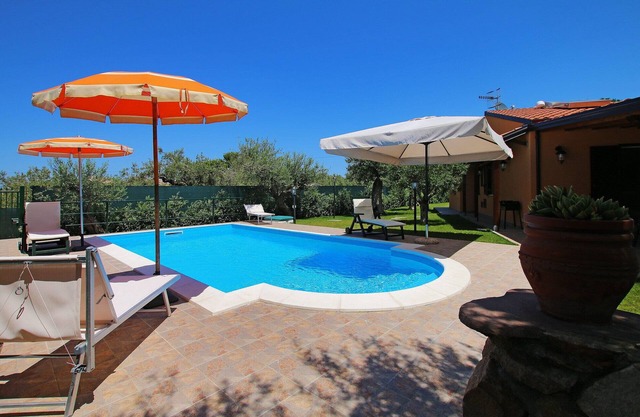 Private pool, large Garden, Terrace, Air conditioning, Wi-Fi, near the Sea.