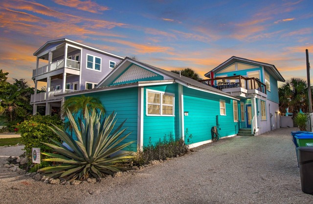 Private POOL/SPA-Almost beachfront, Amazing Gulf Views, walk to Bridge St.