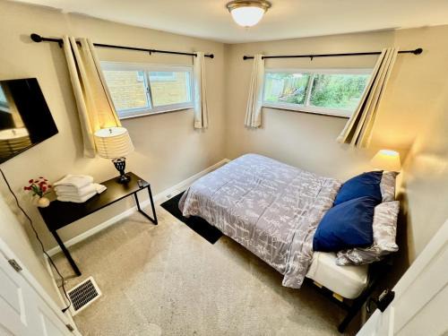 Private Qn Bdrm Suite 15 min to Downtown