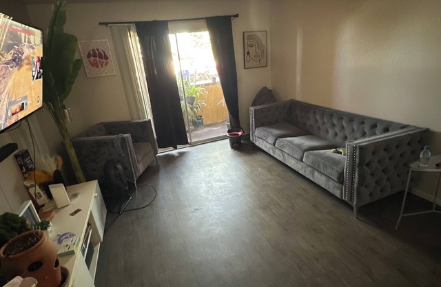 Private & Quiet Bungalow, will feel like it’s your own. Pool, and very clean