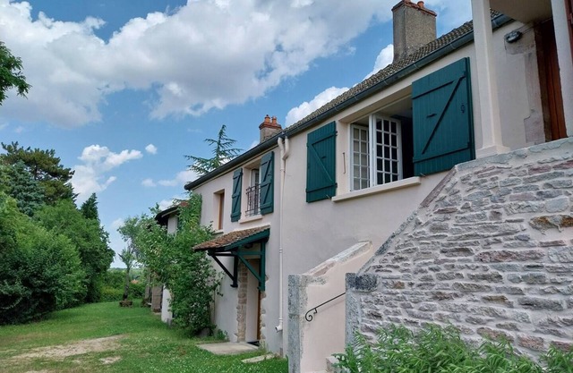 Private, recently renovated 2 bedroom 2 bedroom home in Mellecey - Burgundy