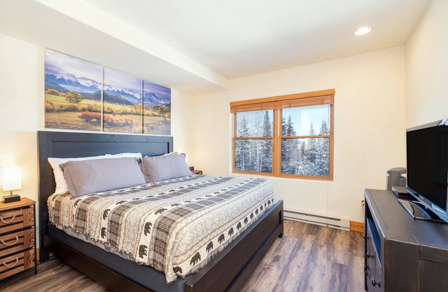 Private Remodeled Lock-Off Room With All the Bear Creek Lodge Perks