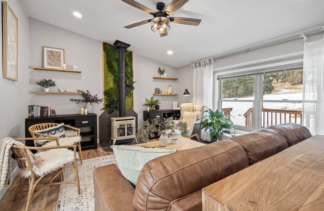 Private Retreat Hot Tub MTN Views Treehouse Hikes Pet Friendly WiFi200+ Games