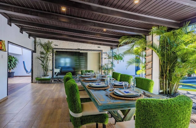 Private RetreatPoolSpaBBQKitchen10 min>Beach