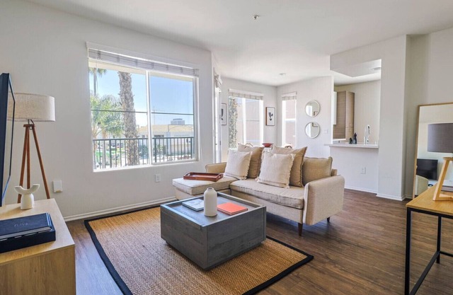 Private Room w/Pool & Gym – Marina del Rey