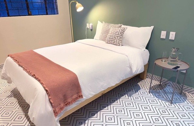 Private room with private bathroom in the Americana neighborhood