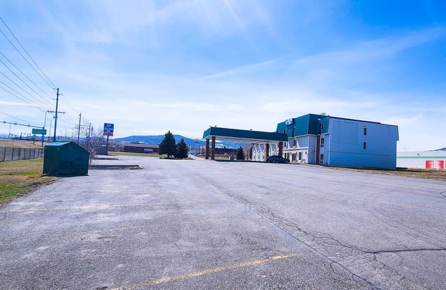 Private Rooms, Hot Tub Bathrooms, Gas Station, Store, Down Town