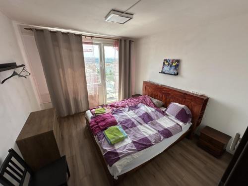 Private rooms, stunning city views, top-floor with balcony, bathtub, Internet, coffee