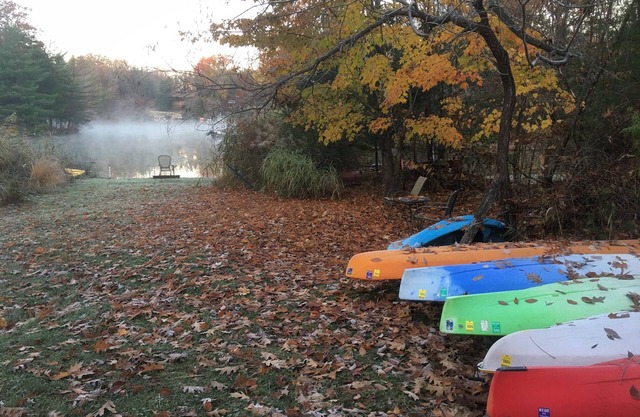 Private safe lakefront cottage that offers kayaking, and tennis.