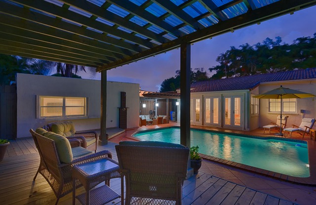 Private Saltwater Pool! Gated Off-Street Parking. 3Bed2Bath. Sleeps 6.