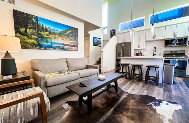 Private Sauna, Pool/Hot Tub/Gym, 2 Bed/2 Bath, Sleeps 6