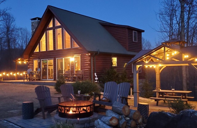 Private STUNNING MTN VIEWS WIFI 6 ACRES Jetted tub 15 min-Lake James EV Charger