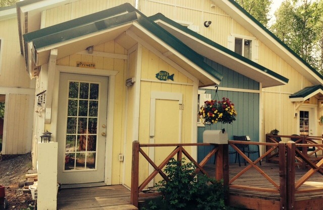 Private Suite,#1, Sauna, Fire pits, walk to town.