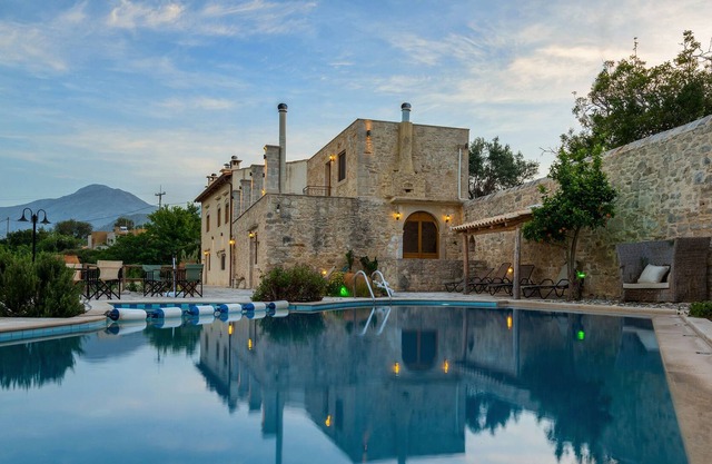 Private Traditional Villa with Pool, Ping Pong table, Children Play Area & BBQ !