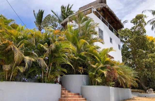 Private, Tranquil Apartment just blocks from town center w/lush tropical patio