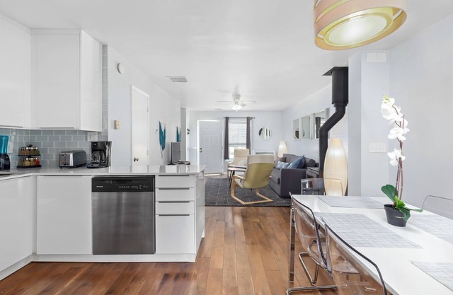 Private UNC Townhome w/Parking, 2 Bedrooms, Sleeps 6, w/Beautiful Garden!