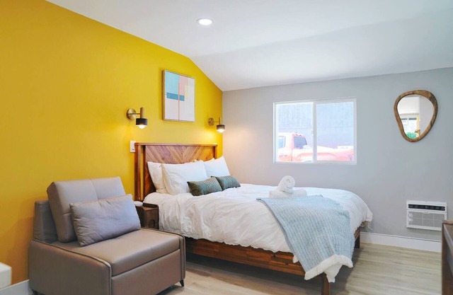 Private Urban Oasis Near SF - Full Kitchen 22421B