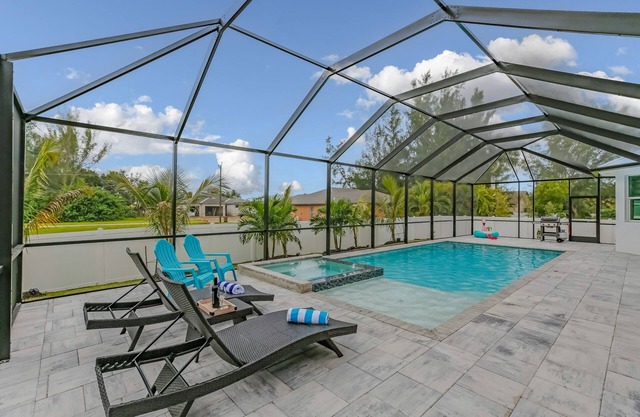 PRIVATE VACATION HOME Cape Coral w/Heated Saltwater Pool - Spa -Gas Grill