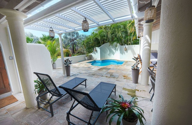 PRIVATE VILLA JACUZZI/POOL/BEACH NEAR: FOR FAMILY OR GROUP/FREE WELCOME DRINK