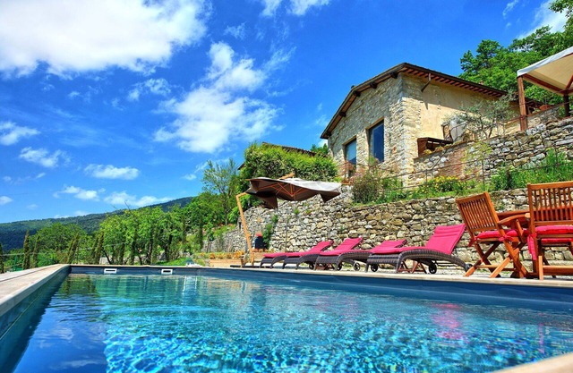 Private Villa with A/C, WIFI, private pool, TV, veranda, panoramic view, parking, close to Florence