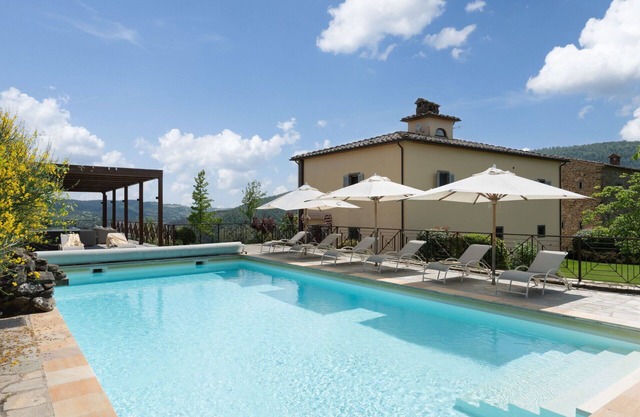 Private Villa with A/C, WIFI, hot tub, private pool, TV, patio, panoramic view, close to Arezzo
