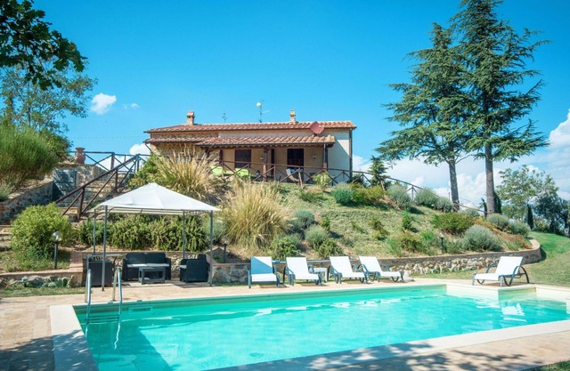 Private Villa with hot tub, private pool, WIFI, TV, patio, pets allowed, panoramic view, parking