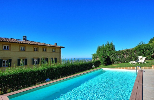 Private Villa with hot tub, private pool, WIFI, A/C, TV, patio, panoramic view, close to Viareggio